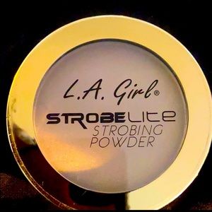 110 Watt Strobe Lite Strobing Powder by LA Girl.